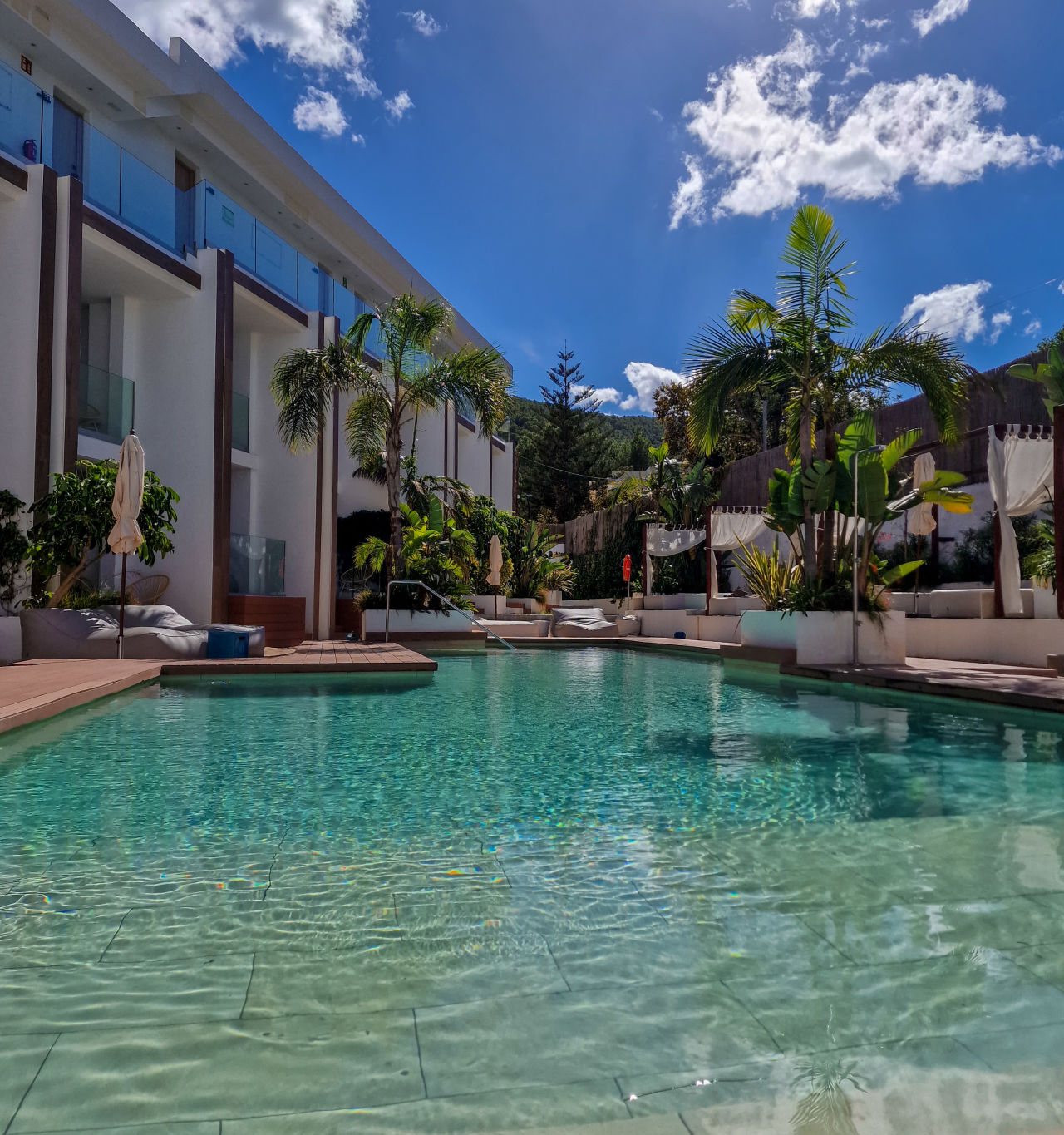 Buitenzwembad bij het luxe Nativo Boetiek hotel Ibiza